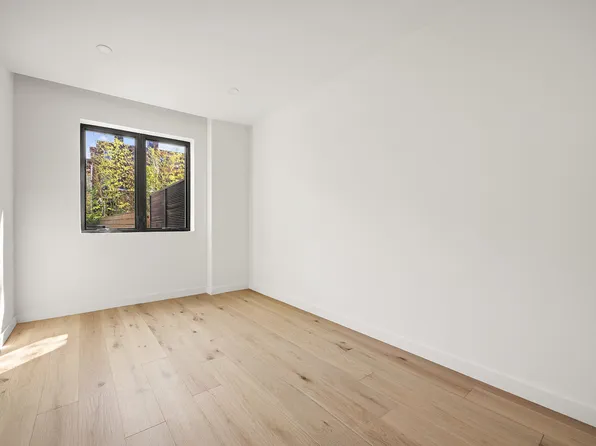 654 Jefferson Avenue image 4 of 6