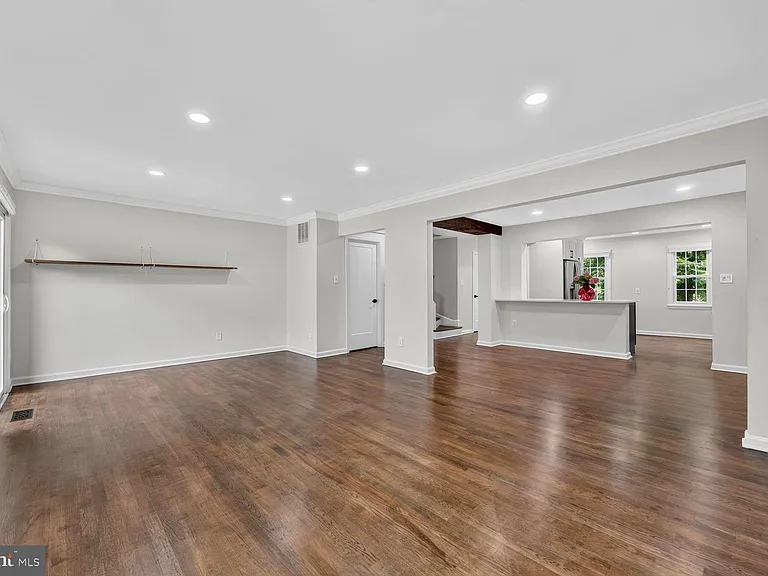 7426 Hallcrest Dr — Photo 16