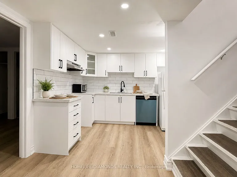 546 Lloyd Ave #BASEMENT — Photo 2