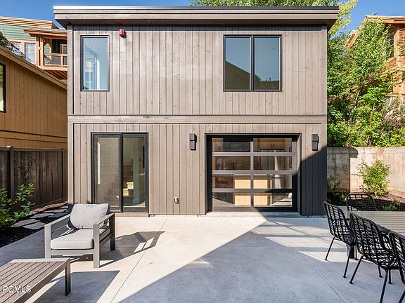 3rd image of 1058 Park Ave