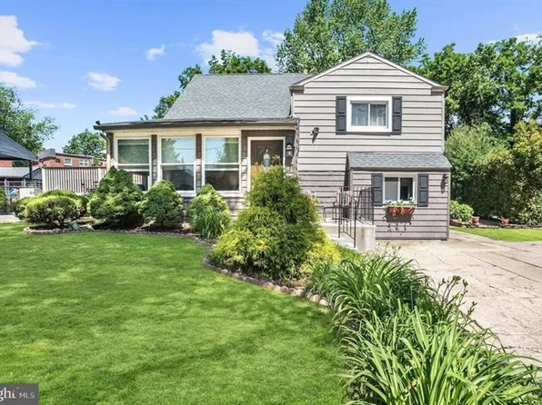 1313 Saint Marks Dr, Glendora, NJ 08029