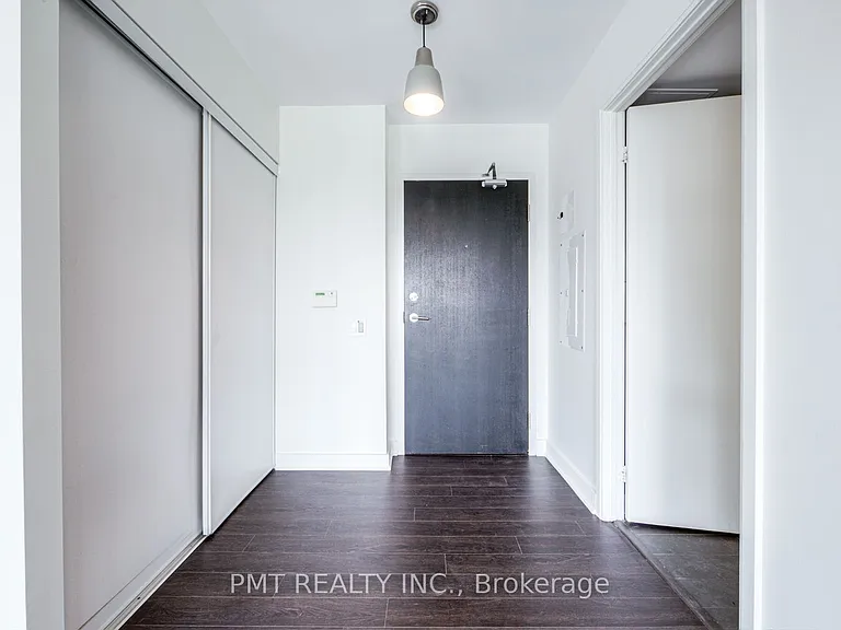 775 King St W #514 — Photo 3