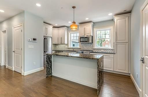 2nd image of 811 Boylston St #2