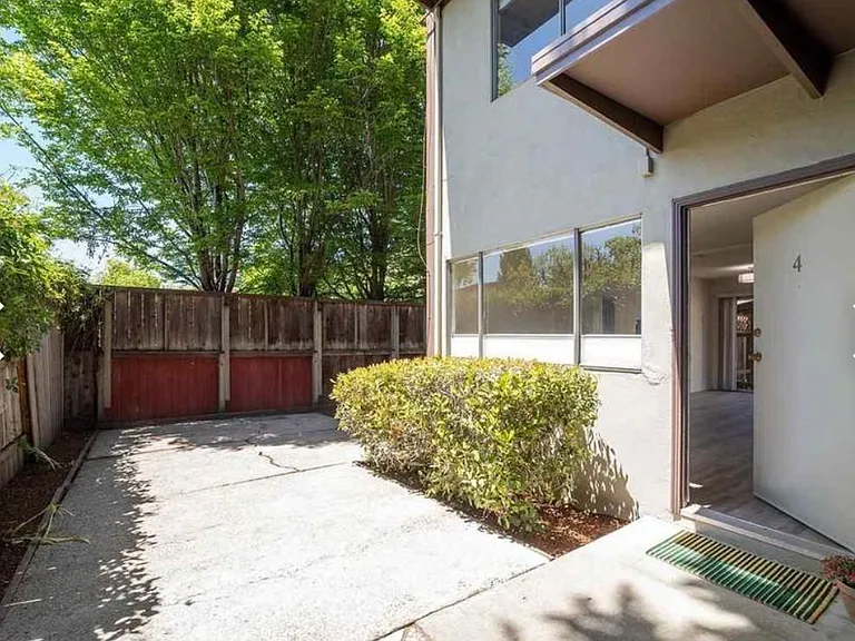 3028 Deakin St #4 — Photo 2