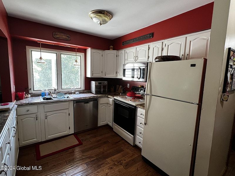 5th image of 46 Sand Lake Springs Way