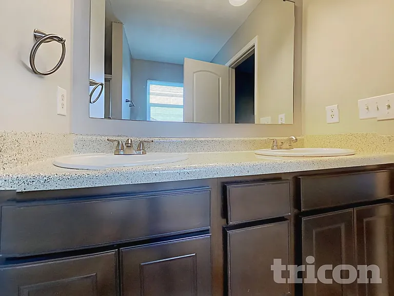 501 Foliage Ln — Photo 11