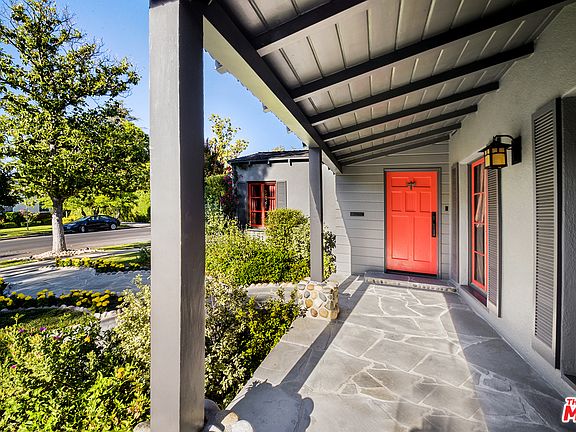 5th image of 10418 Moorpark St