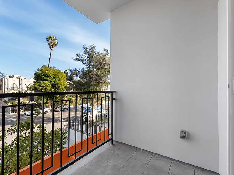 549 N Heliotrope Dr. — Photo 15