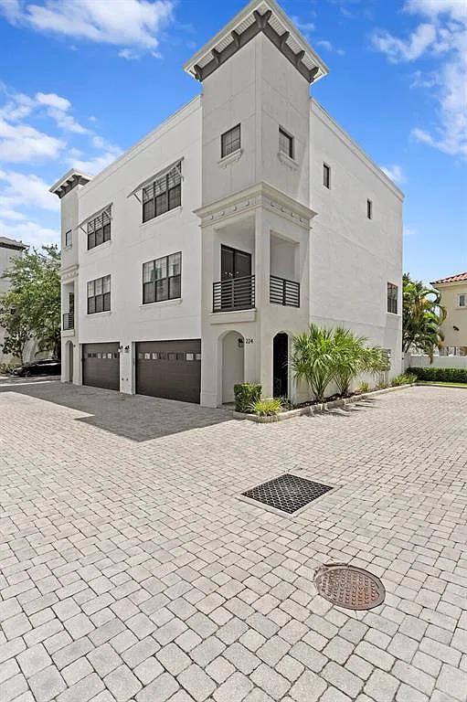 4 bed, 3.5 bath, 2824 sqft, $4,700 — Photo 1