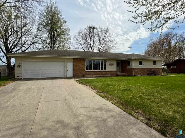 417 S Fairview Dr, Luverne, MN 56156