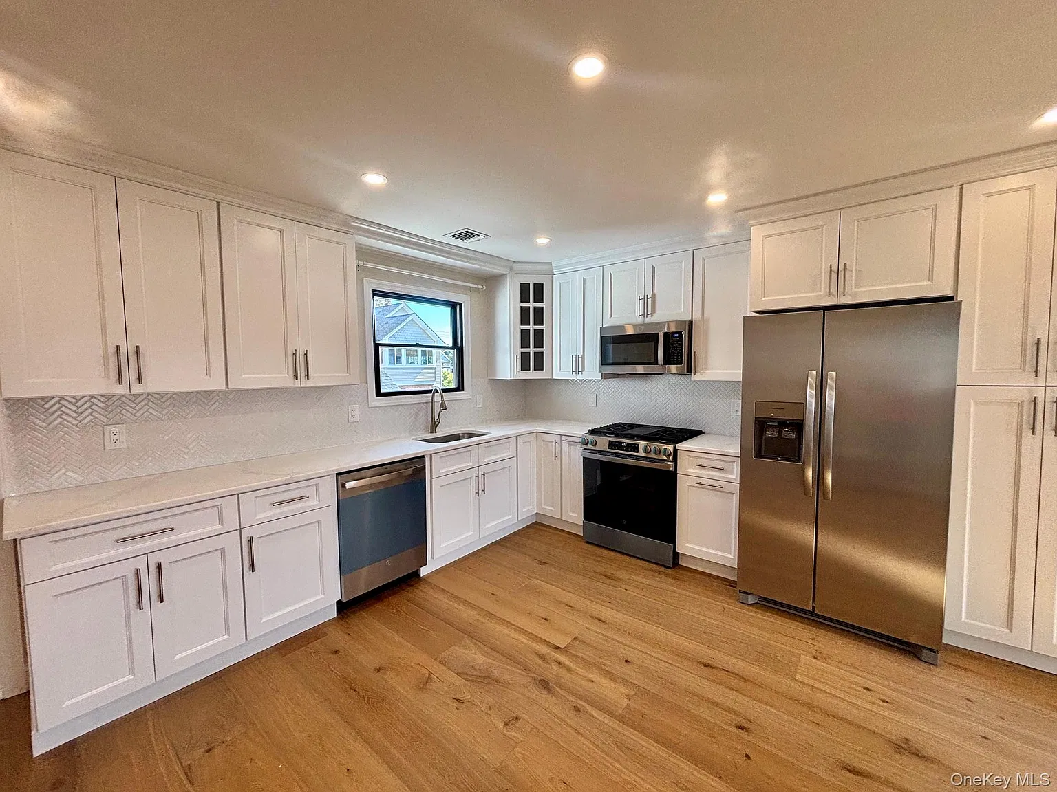 3 bed, 2.0 bath, 1400 sqft, $4,900 — Photo 3