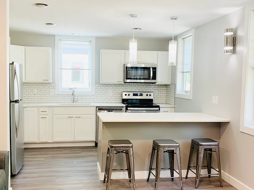 817 N Aurora St