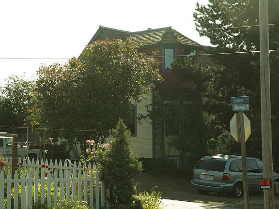 2nd image of 1829 Lincoln St