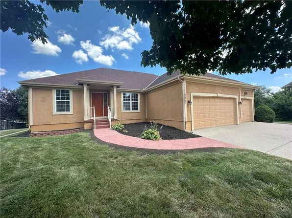 2405 SW Stone Bridge Cir, Lees Summit, MO 64082