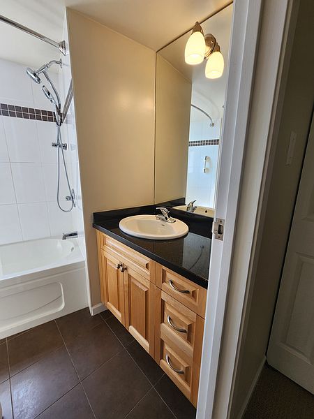 West Vancouver Apartment for rent - 2 Bedrooms — photo 9