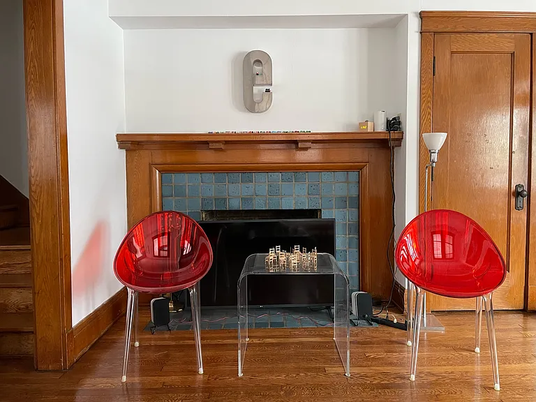 Living room: Decorative fire place