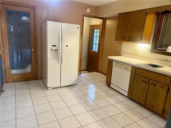 4th image of 141 Warren Ave