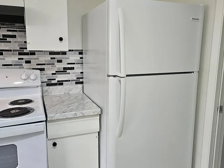 517 Palomas Dr SE #B — Photo 3