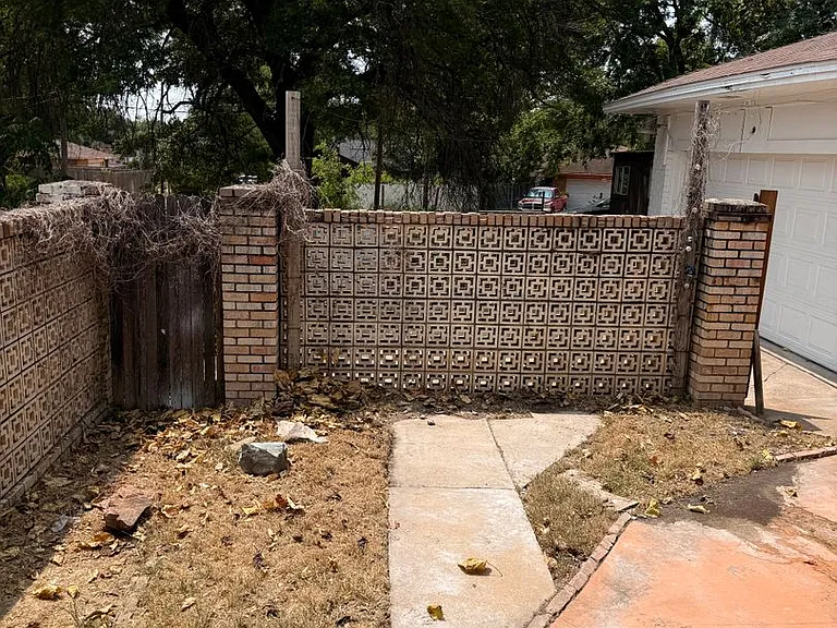 1120 Misty Glen Ln — Photo 17