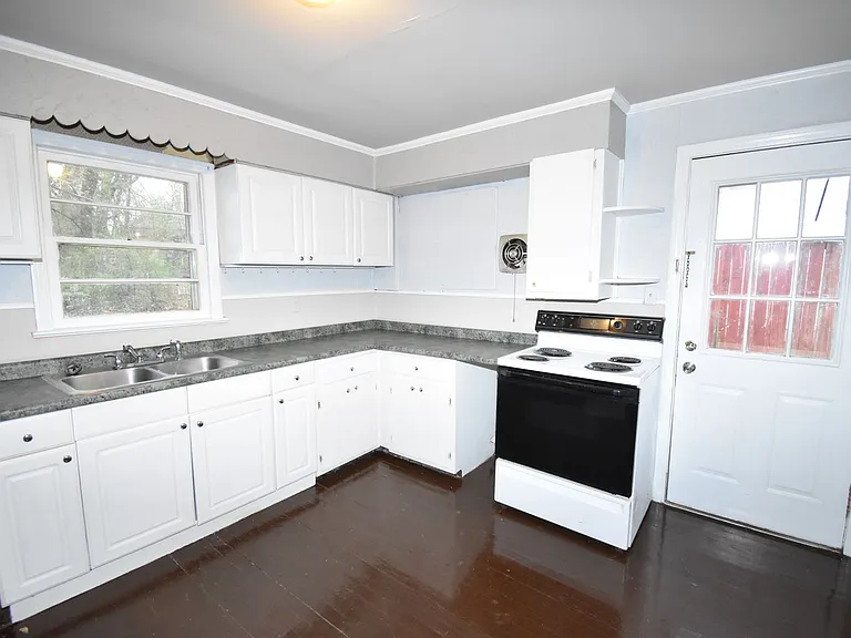 141 W Rossview Rd — Photo 7