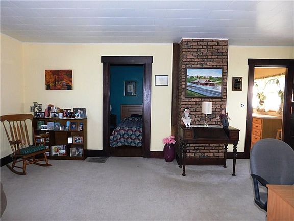 4th image of 624 S Highland Ave