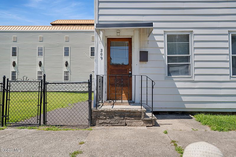 4th image of 209 1st Avenue
