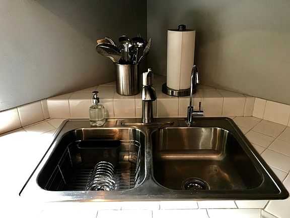 Stainless steel kitchen sink