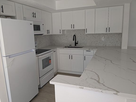 3rd image of 7530 Sunshine Skyway Ln S APT P8