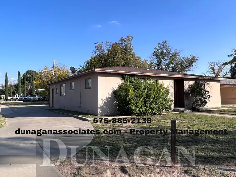 418 N Oak St — Photo 2