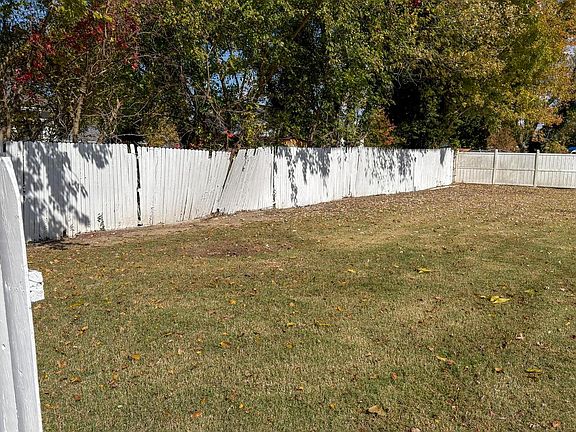 5th image of 809 Truman St