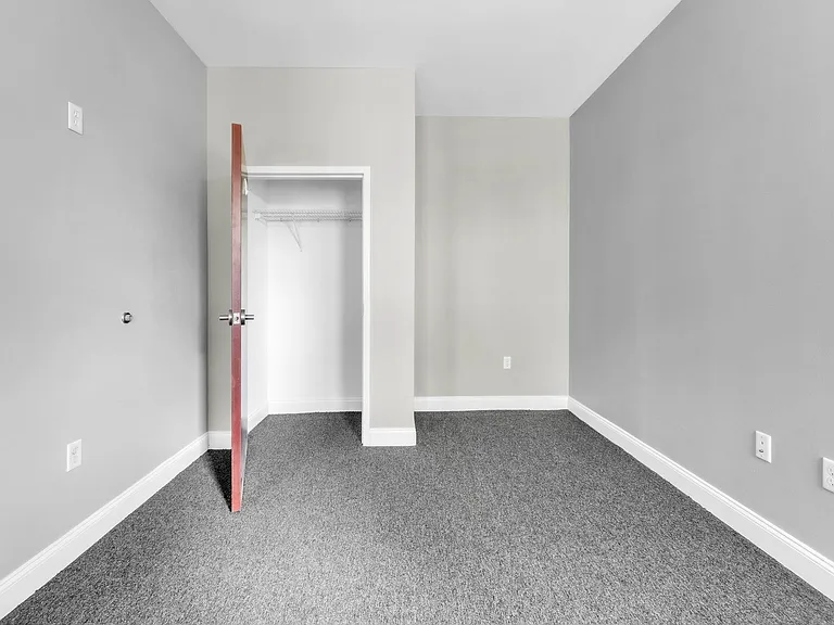 Farmington Avenue Apartments — Photo 18