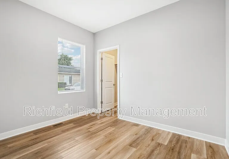 2034A E Maryland St — Photo 27