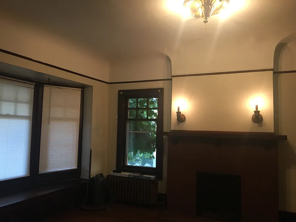 Living room - Bay window 12' ceilings - fires place does NOT work
