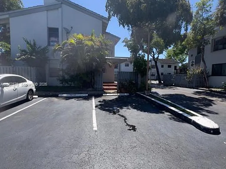 10550 NW 7th Ter #B7 — Photo 7