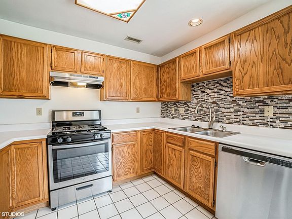 4th image of 127 Beacon Dr