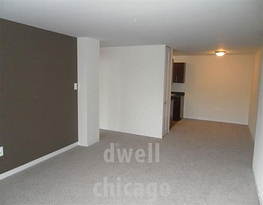 3rd image of 441 W Oakdale Ave APT 2A