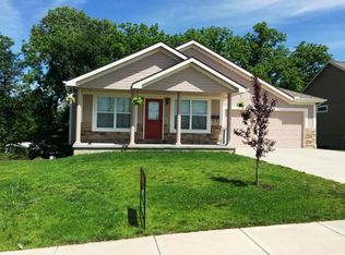 213 N Bluegrass Dr, Bonner Springs, KS 66012