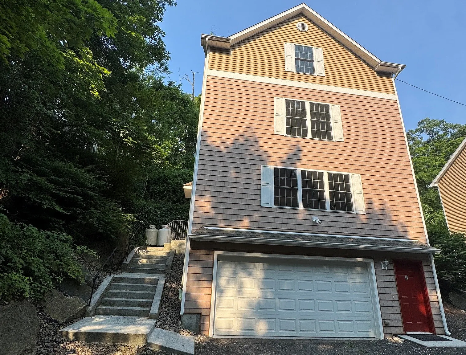 3 bed, 2.5 bath, 1860 sqft, $3,200 — Photo 1