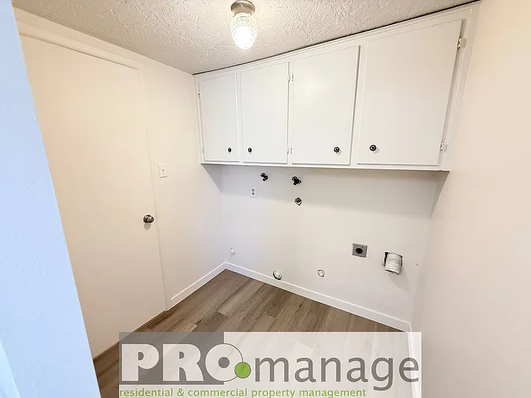 2 Bed / 1 Bath Apartment — Photo 9