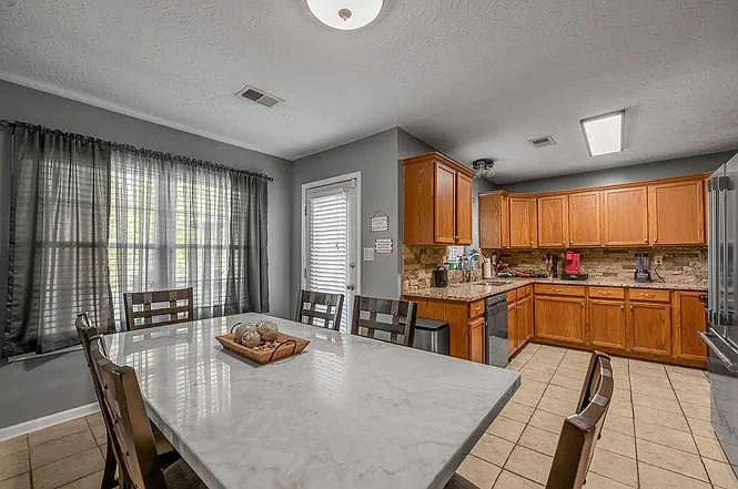 4 bed, 1876 sqft, $2,400 — Photo 3