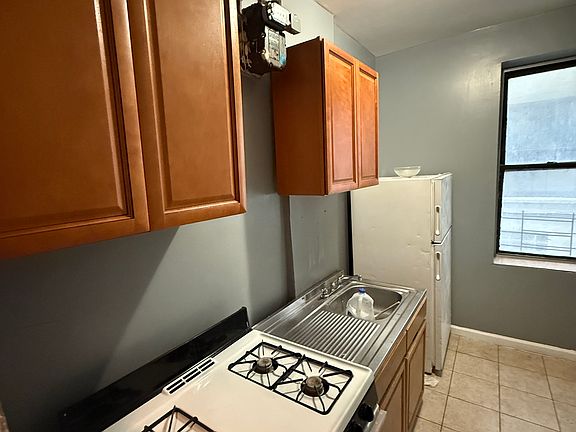 5th image of 2604 Bainbridge Ave #E