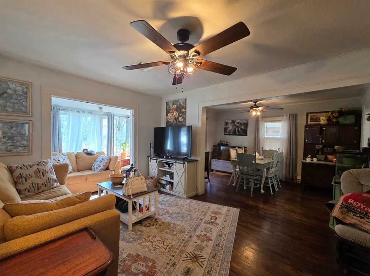 2 bed, 1048 sqft, $1,300 — Photo 4