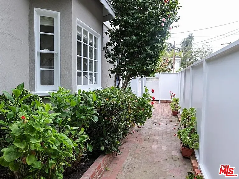 1322 N Beverly Glen Blvd — Photo 16