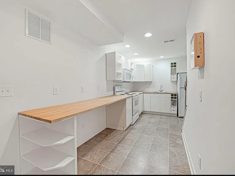 1843 Strickland Ct — Photo 3