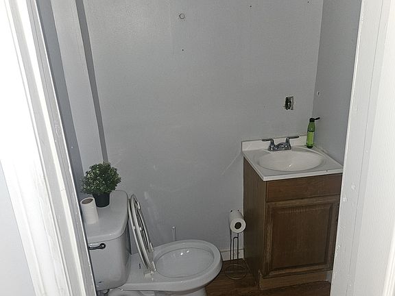 3rd image of 899 Bank St #1