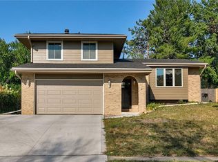 4416 Parkview Dr, Urbandale, IA 50322