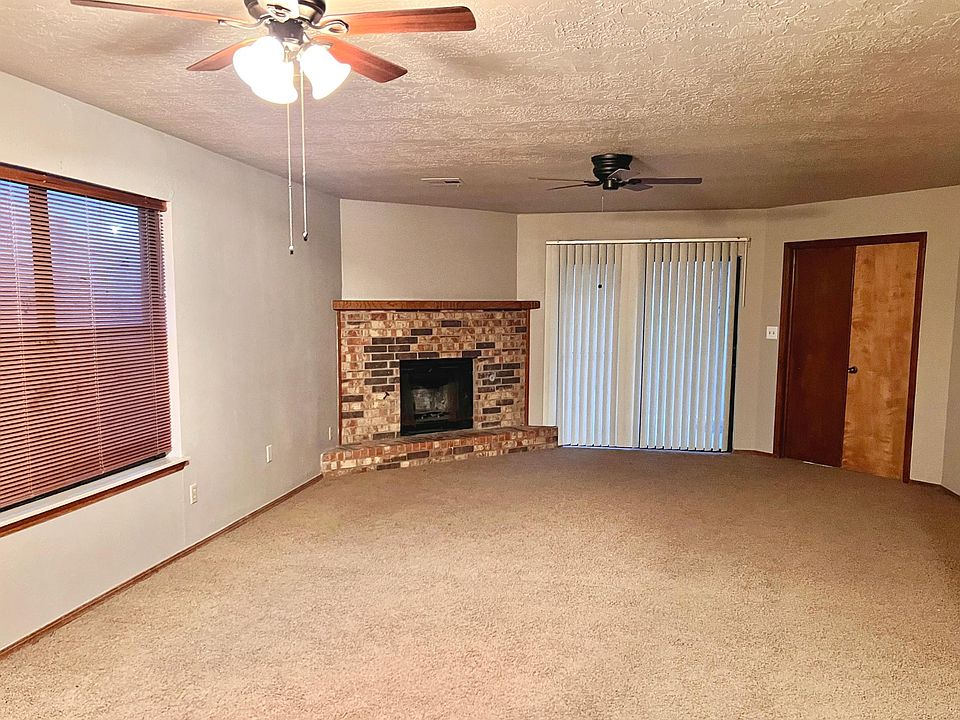 Living room & dining area.