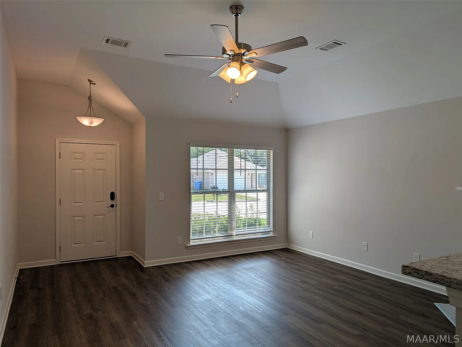 3 bed, 2.0 bath, 1402 sqft, $2,000 — Photo 4