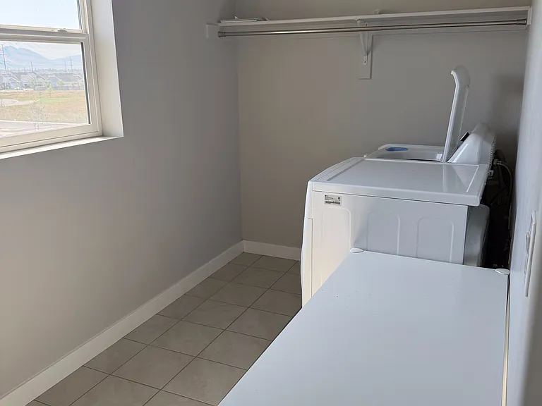 2543 N Drexler Dr — Photo 15