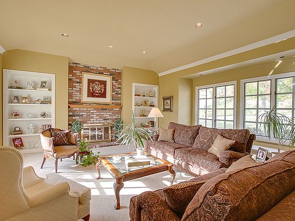 5th image of 15874 Berkley Ct
